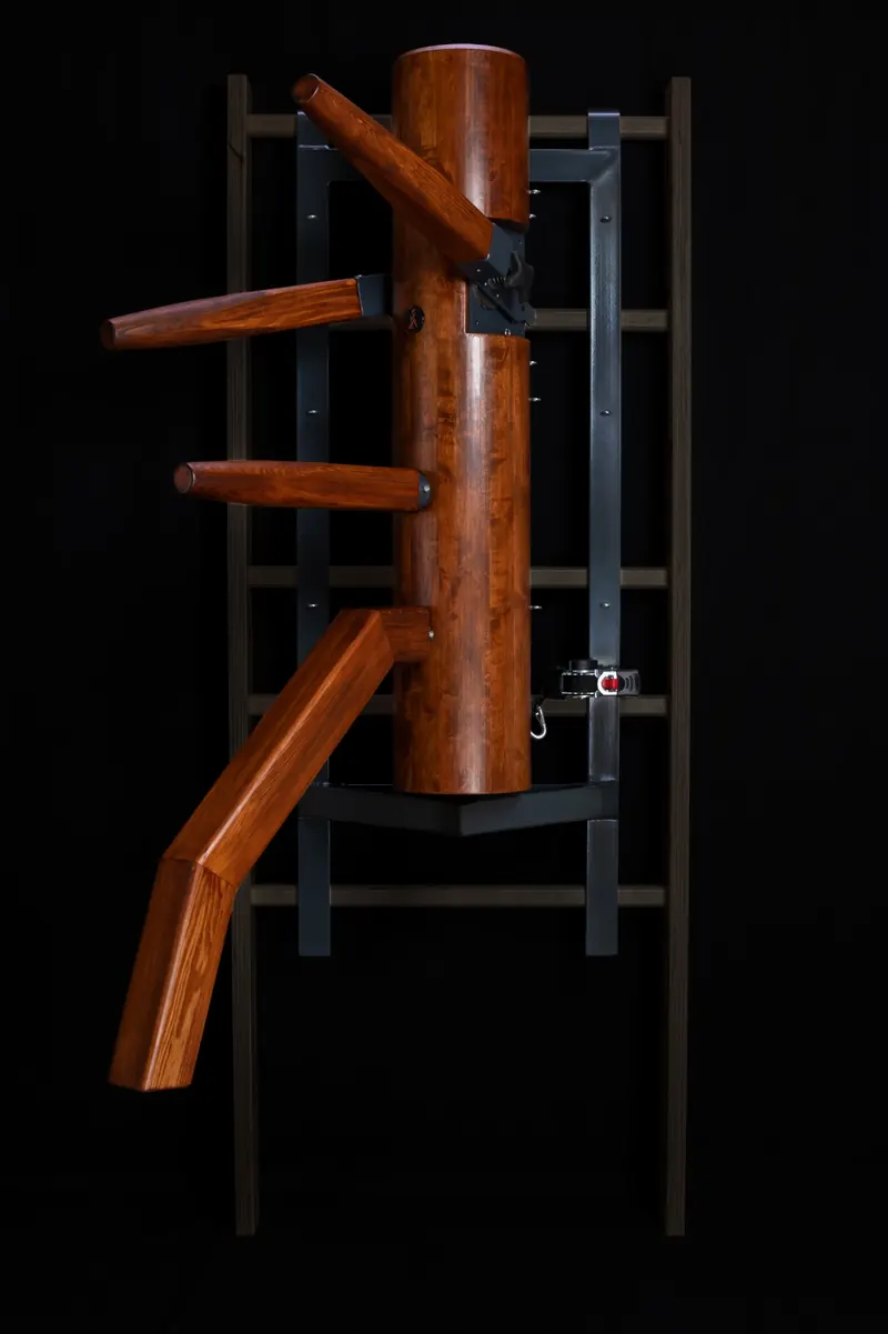 Wooden Buddy Classic an der Sprossenwand