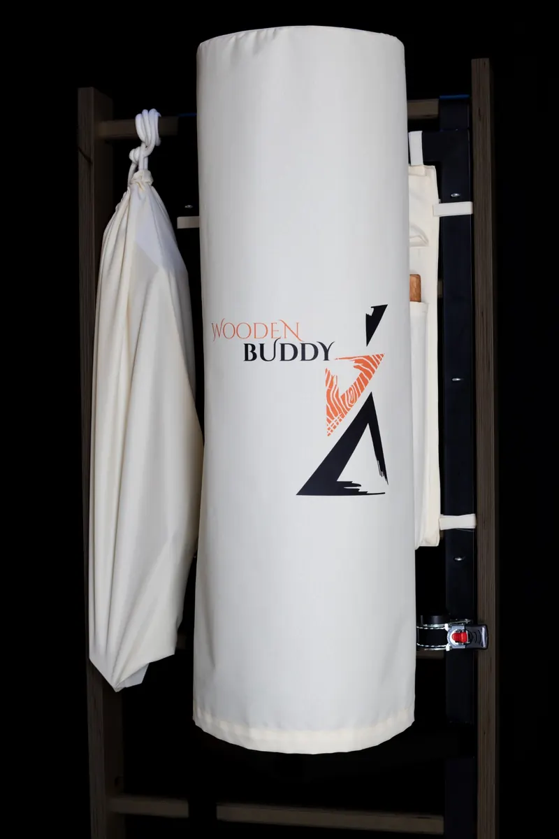 Wooden Buddy mit weißer Hülle mit Logo und Sack für das Bein