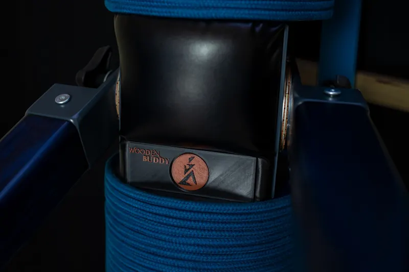 Detail der Halssimulation aus Kunstleder an der Variante Navy